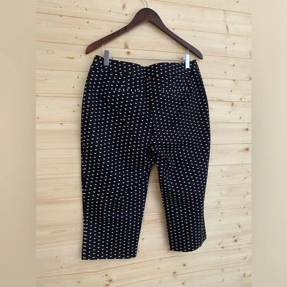 APT. 9 Women's Capri Pants 10P Black White Geometric Print Stretch Comfort Chic - Picture 2 of 8